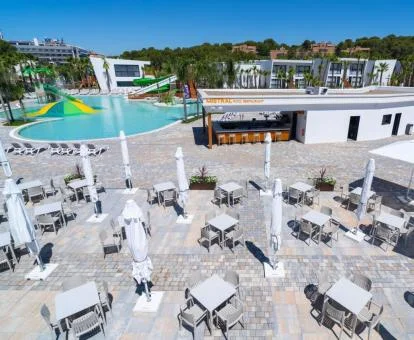 Amplias zonas exteriores con opciones de ocio de este hotel con encanto.