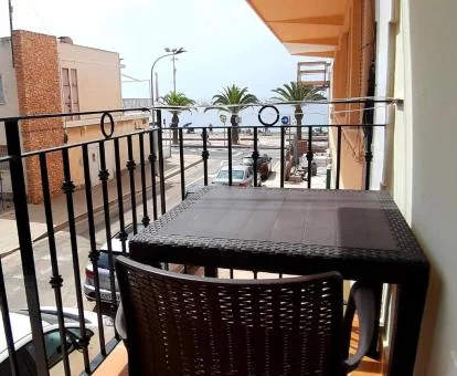 Terraza amueblada con vistas al mar de este hotel romántico.