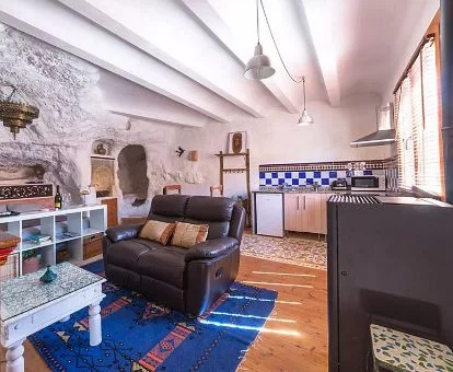 Interior de uno de los preciosos apartamentos de tipo cueva y ambientación árabe de este establecimiento.
