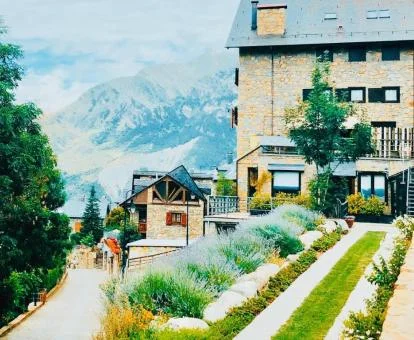 Edificio con vistas a las montañas de este maravilloso alojamiento rural.