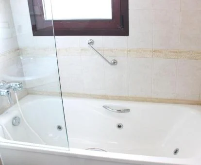 Baño con bañera de hidromasaje privada de este apartamento de un dormitorio.