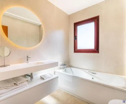 Baño con bañera de hidromasaje privada de este apartamento privado.