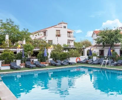 Hotel rural con piscina exterior y solarium.