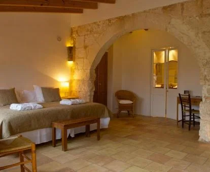 Una de las amplias habitaciones de estilo tradicional de este íntimo hotel boutique.