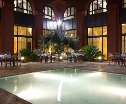 Precioso patio interior de este hotel con encanto con piscina.