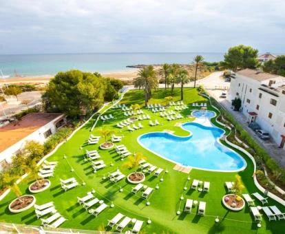 Vista aérea de este precioso hotel con piscina y zonas exteriores.