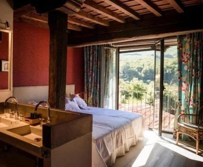 Una de las hermosas habitaciones de estilo rural con vistas al campo que rodea el hotel.