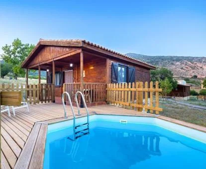 Hermosa cabaña de madera con piscina privada de este establecimiento rural.