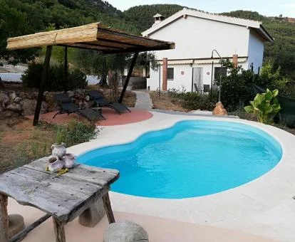 Chalet Madroño con piscina privada al aire libre y zonas exteriores.