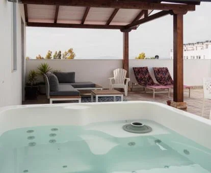 Terraza amueblada con jacuzzi privado de este precioso apartamento.
