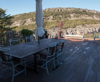 Terraza con mobiliario exterior y vistas a las montañas de este establecimiento rural.