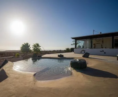 Agradable zona exterior con piscina de tipo laguna y vistas de este hotel boutique.