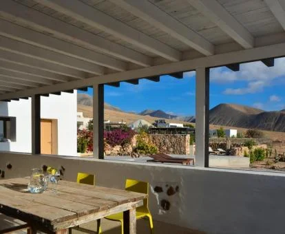 Comedor con vistas a las montañas y a la zona exterior de este hotel solo para adultos.