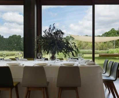 Comedor de este hotel con encanto con bonitas vistas a la naturaleza.