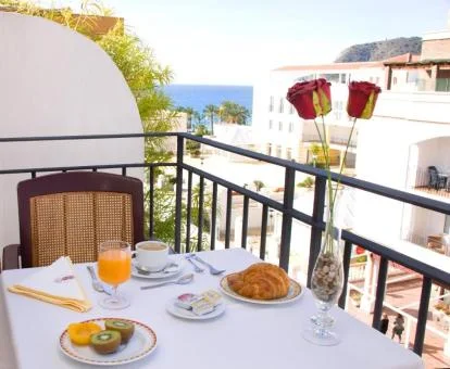 Terraza amueblada con vistas al mar de una de las habitaciones del hotel.