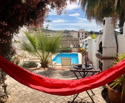 Zona exterior con mobiliario y piscina al aire libre de este alojamiento rural.