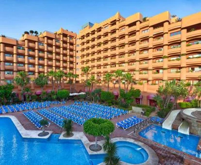 Edificio de este precioso hotel con encanto con gran piscina y zonas exteriores.