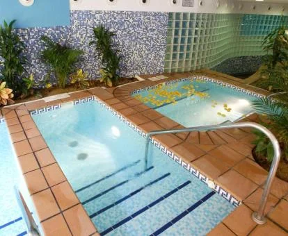 Zona de aguas del centro de bienestar del hotel.