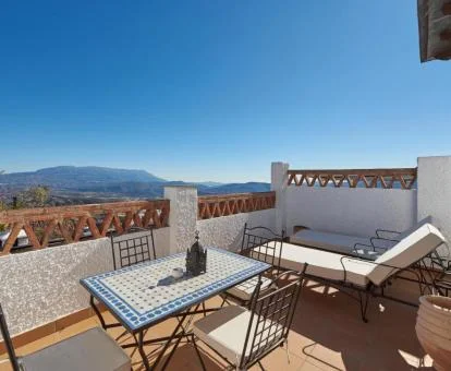 Terraza amueblada con maravillosas vistas de uno de los apartamentos del establecimiento.