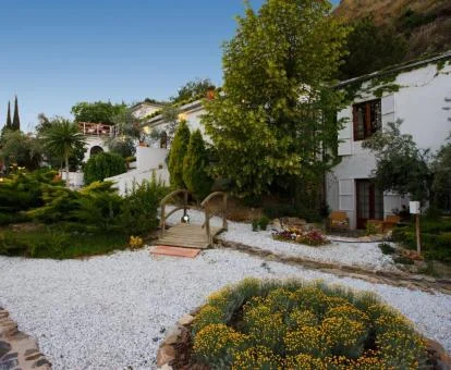 Hotel con encanto con zonas exteriores y vegetación.