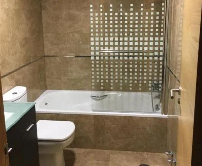 Bañera de hidromasaje privada en el baño de este apartamento independiente.