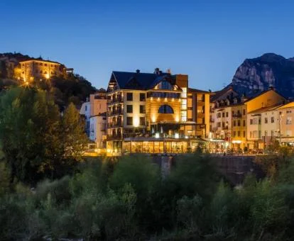 Fabuloso edificio de este hotel con encanto en un bello pueblo de montaña.