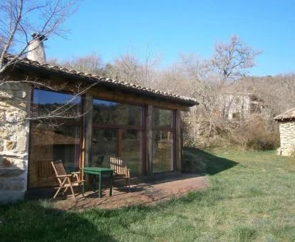 Una de las acogedoras casitas con zona exterior de este establecimiento.