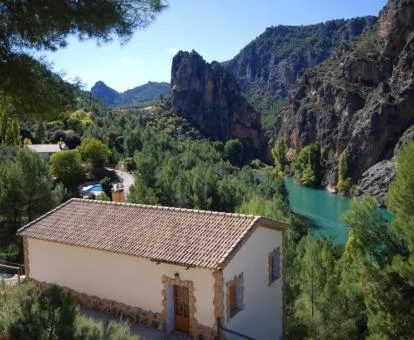 Una de las casas de este precioso complejo rural en un fabuloso entorno natural.