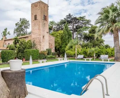 Hotel con encanto con preciosa zona exterior ajardinada con piscina.