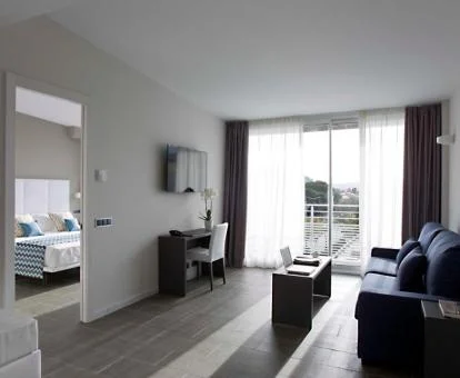 Una de las amplias habitaciones dobles con zona de estar independiente del hotel.