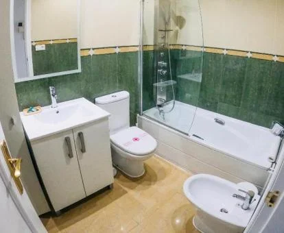 Baño con bañera de hidromasaje privada de este apartamento independiente.