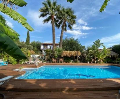 Agradable zona exterior con piscina rodeada de jardines de este hotel rural.