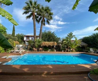 Preciosa piscina exterior rodeada de bellos jardines de este hotel con encanto.