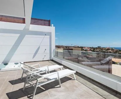 Terraza con jacuzzi privado y vistas al mar del apartamento superior,