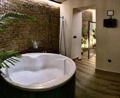 Acogedor rincón con jacuzzi privado de este loft rural ideal para parejas.