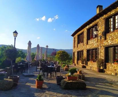 Edificio de este precioso complejo de apartamentos rodeado de naturaleza y con terraza y mobiliario exterior.