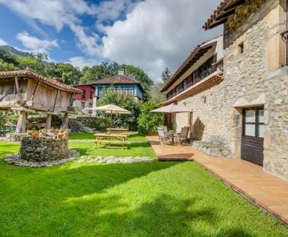 Exteriores de este coqueto hotel rural con bellos jardines.