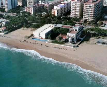 Edificio de este hotel solo para adultos ubicado en primera línea de mar.