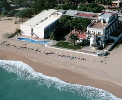 Vista aérea de este hotel romántico ubicado en la playa.