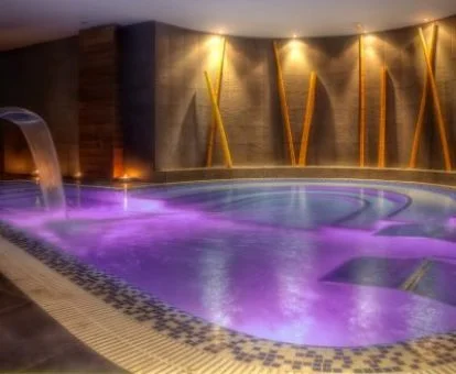 Piscina cubierta con hidroterapia del spa del hotel.