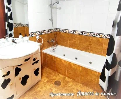 Baño con bañera de hidromasaje privada de este apartamento independiente.