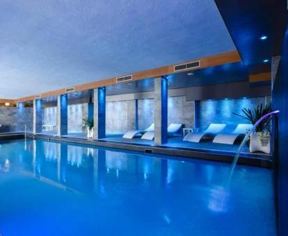 Piscina cubierta con elementos de hidroterapia del spa del hotel.