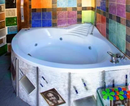 Amplio jacuzzi privado de una de las suites de este alojamiento.