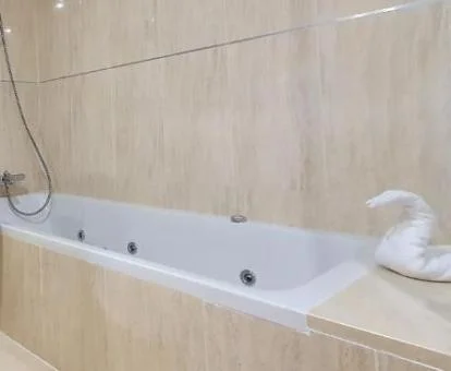 Bañera de hidromasaje privada en el baño de este apartamento independiente.