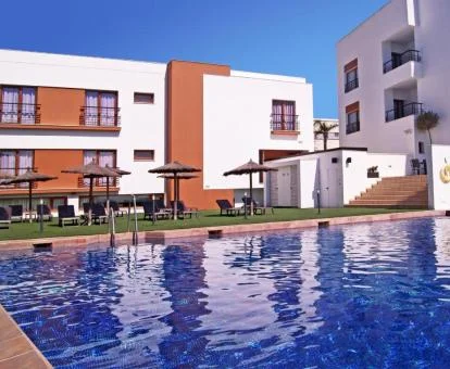 Hotel con encanto con gran piscina y zonas exteriores.