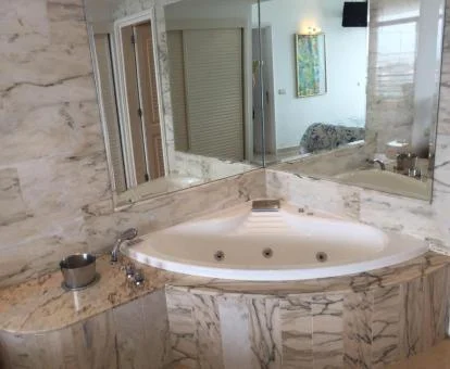 Bañera de hidromasaje privada del apartamento de un dormitorio de este establecimiento.