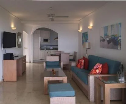 Interior de este cómodo apartamento con bañera de hidromasaje privada.