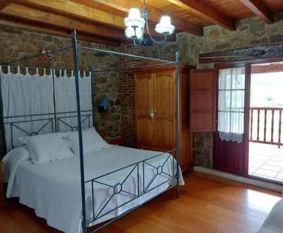 Una de las hermosas habitaciones dobles con paredes de piedra a la vista del hotel.