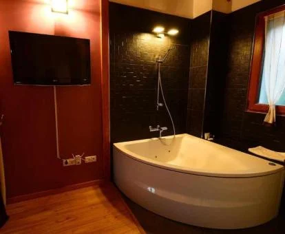 Bañera de hidromasaje privada en el baño del apartamento deluxe de dos dormitorios.