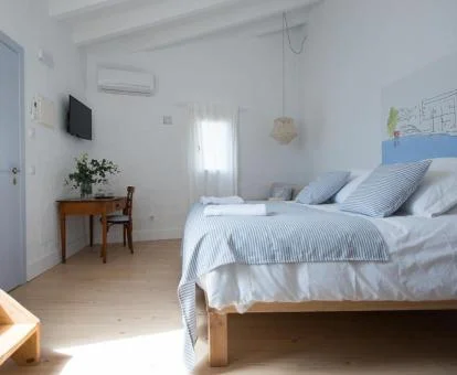 Una de las coquetas habitaciones de este hotel solo para adultos, decorada con tonos pastel.